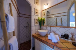 Salle de bain de la villa avec vue maquis