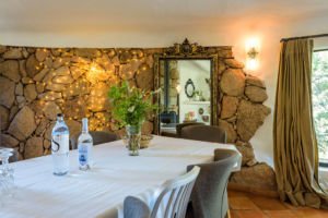 Salle à manger de la villa luxe à Porto-Vecchio
