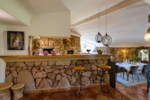 Cuisine et salle à manger de la villa luxe à Porto-Vecchio