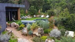 Jardin fleuri de la Villa Erba Barona location avec piscine privée Palombaggia Sud Corse